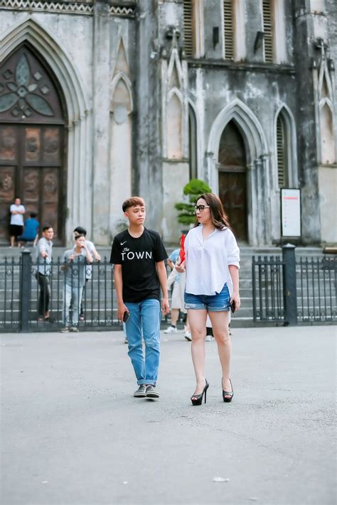 Nổi tiếng khi mới 13 tuổi. Hồ Văn Cường trổ mã, phổng phao bên mẹ nuôi Phi Nhung ngày ...