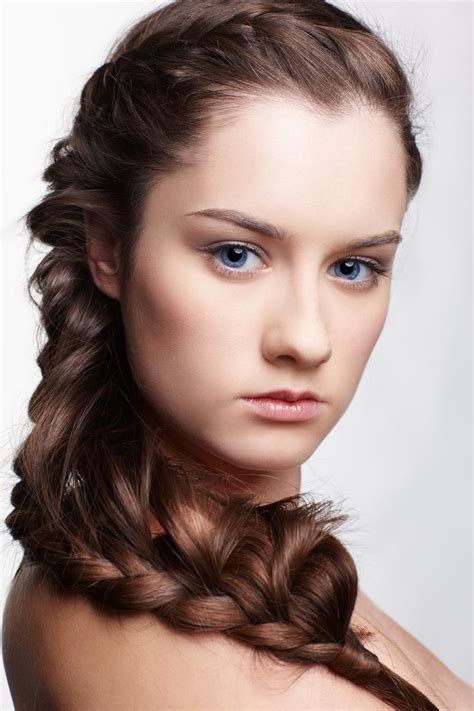 10 Hairstyles That Flatter A Brown Hair Blue Eyes Combination Hair