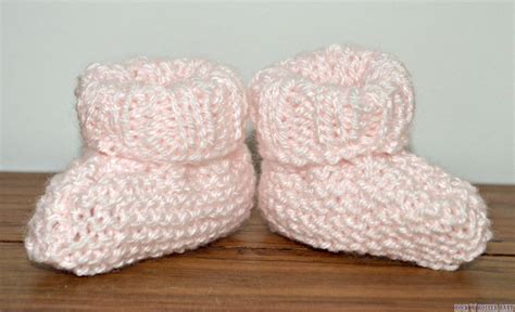 Once you learn how to knit baby booties as easy as these, you will be set for diy baby gifts and other basic knitting patterns. Very Easy How To Knit Baby Booties! | RocknRollerBaby