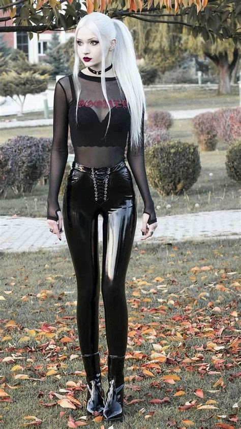 pin by bilal çiçek on kızlar in 2020 hot goth girls gothic outfits cosplay outfits