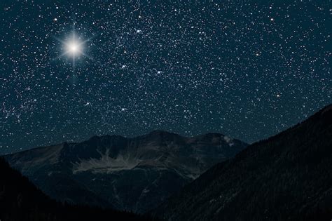 Bosque De Montaña Por La Noche Cielo Con Estrellas Foto Premium