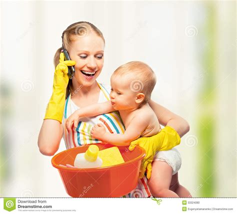 Für mehr abwechslung im büro. Junge Glückliche Mutter Ist Eine Hausfrau Mit Einem Baby ...