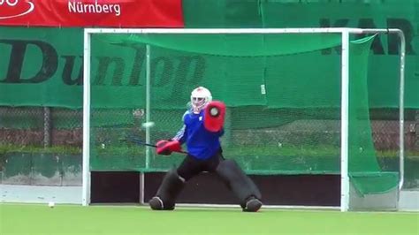 Ice hockey hockey helmet goalie. Torwart+Fieldhockey=Paraden - YouTube