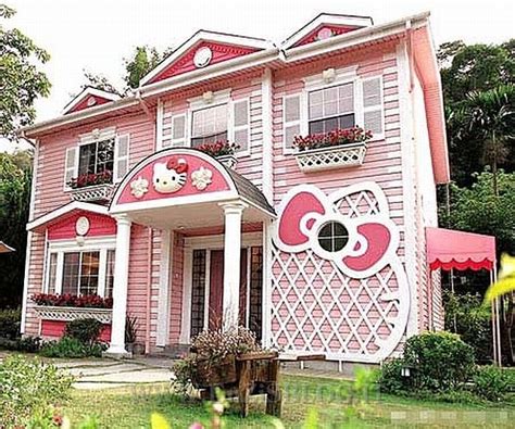 È durata appena un giorno prima di andare a bari, sono andata in edicola a prendere i biglietti del bus e ho visto una cosa che mi ha incuriosita; La casa di Hello Kitty | Home Inutility & Fashion Design ...