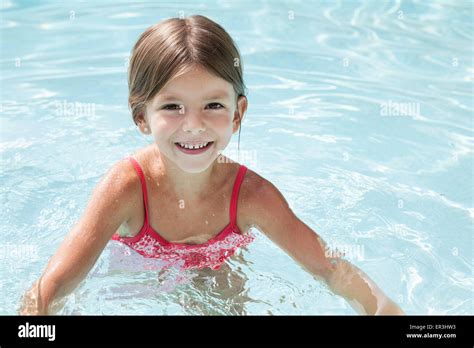 Mädchen schwimmen Fotos und Bildmaterial in hoher Auflösung Seite Alamy