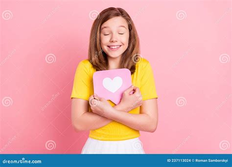 foto de una adolescente rubia dulce abrazo como usar camiseta amarilla aislada en color rosa