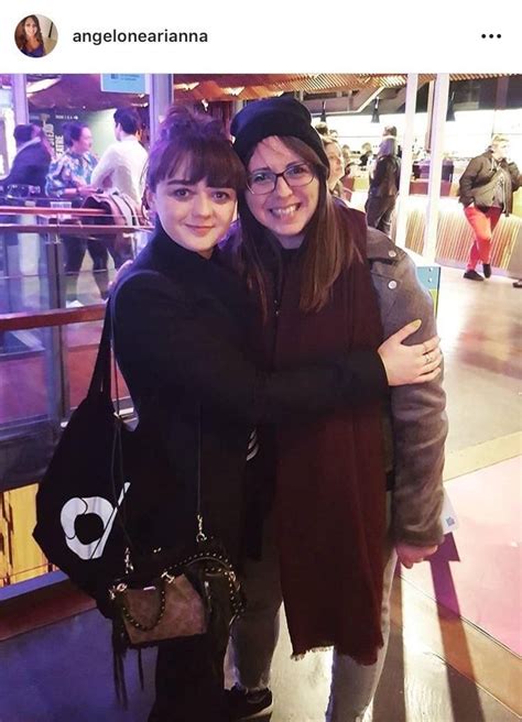 Maisie With Fan 3rd Preview Night Мэйси уильямс