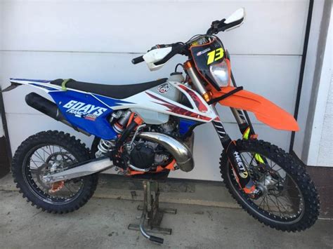 El precio de la ktm 300 exc tpi six days (9.298 €) es notablemente más alto que la ktm 300 exc tpi estándar (8.499 €) debido a la gran cantidad de accesorios, lo que la convierten en una de las motos de enduro más caras. KTM 300 tpi six days, 2018 god.