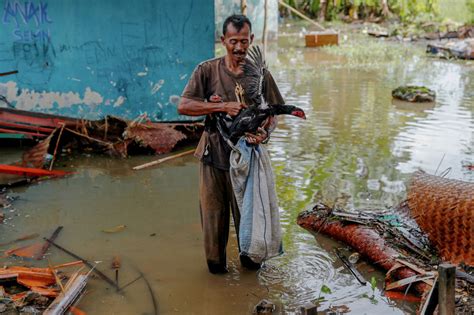 Tsunami Leaves Indonesian Province Devastated Abs Cbn News