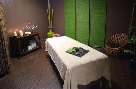 Tranquil Massage Room Love The Punch Of Green Treatment Rooms Pinterest Room Therapy