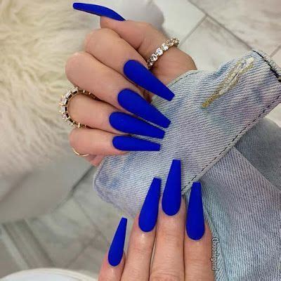 Azul marino y blanco conforman. Diseño de uñas en azul clásico | ActitudFem