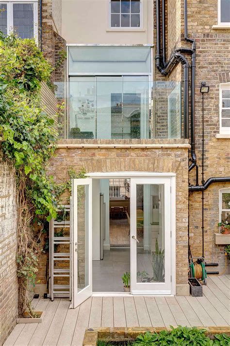 Efficient building of terraced houses as prefabricated houses. London Terrace House gets Smart Extension with Walk-On ...