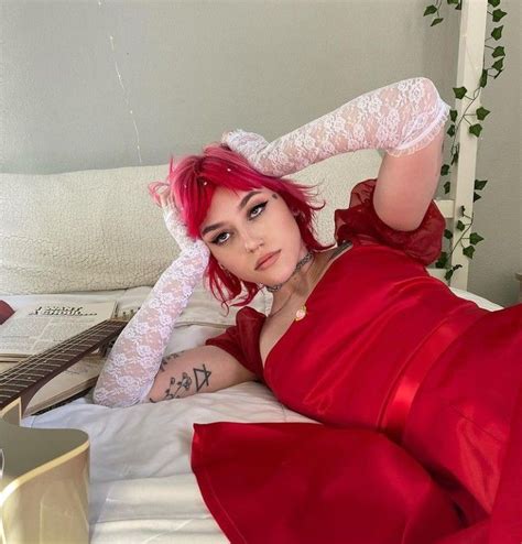 Kailee Morgue Morguemami Instagram Red White Pink Hair Mullet Icon Bed Guitar Cute Pink Hair