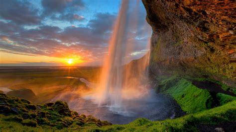 塞里雅兰瀑布后的午夜太阳，冰岛南海岸附近 © Tom Mackieplainpicture 20210622 Nicebing 必
