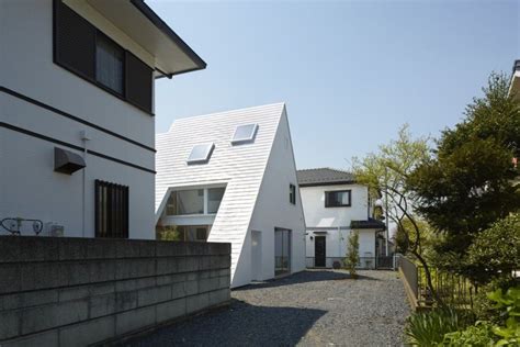 Minimalist Home In Japan Blurs Exterior Siding
