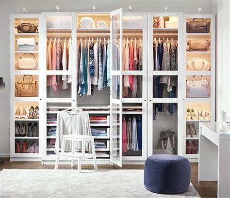 Mit ikea pax kleiderschränken siehst du auf einen blick all deine schönen sachen. Kleideraufbewahrung für deine Outfits ...