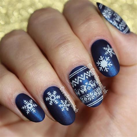 Ideas for #nails perfect for the holiday season and ranging from snowflakes for. 14 Fabulously Easy Christmas Nail Ideas to Try