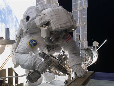 A Nasa Astronaut Stays In Orbit With Spacex And Boeing Wgcu News