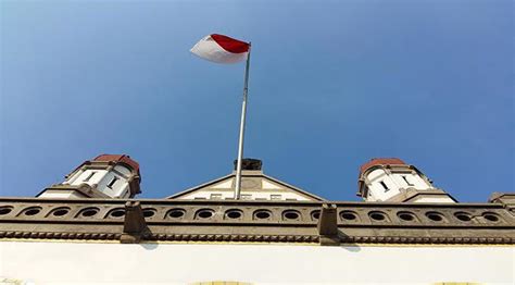 Lawang sewu memiliki letak di sebelah timur tugu muda semarang atau di sudut nama lawang sewu yakni berasal dari bahasa jawa yaitu lawang artinya pintu, dan sewu artinya seribu, jadi lawang sewu berarti bangunan. Sisi Keindahan Lawang Sewu yang Menyeramkan Itu - Citizen6 ...