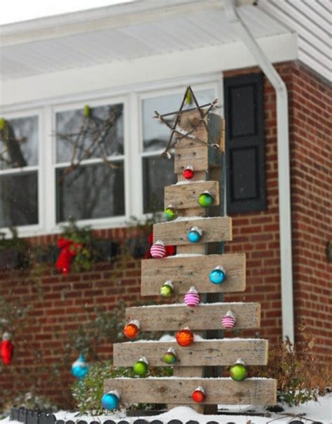 Paletten polster möbel aus paletten selber bauen terrasse. Weihnachtsbaum aus nur 1 Palette basteln - 44 Ideen