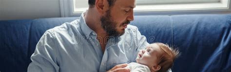 Padre Calmando Recién Nacido Bebé Niña Padre Sosteniendo Hijo Hija