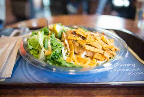 440 this is a pretty standard garden salad that's ultimately bland and forgetable with cold fast. Best Fast Food Salads - Healthy Fast Food - Thrillist