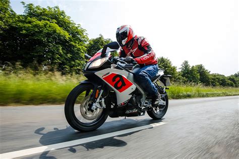 Introducing your first sport motorbike. APRILIA RS125 (2017-on) Review | MCN
