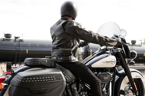 It is available in only 1 variant and 5 colours. Harley-Davidson Softail Heritage Classic Modelljahr 2019 ...