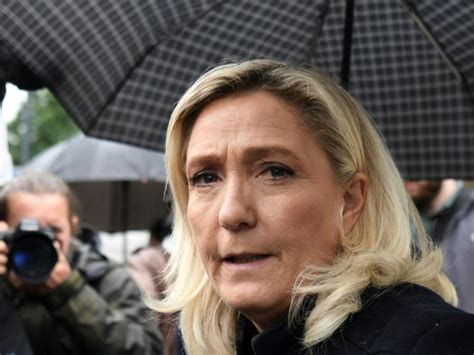 Marine le pen refuse à nouveau le drapeau de l'ue pendant un entretien. Il n'y a pas de discriminations raciales en France, selon ...