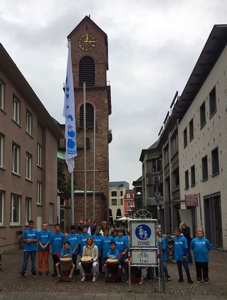 ‹ › the united nations children's fund (unicef), originally known as the united nations international children's emergency fund, was created by the united nations general assembly on. OB Dr. Mentrup hisst UNICEF- Flagge mit Waldhausschülern ...
