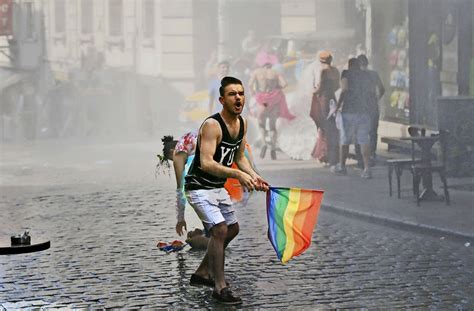Istanbul Polizei setzt Tränengas gegen LGBTI Aktivisten ein