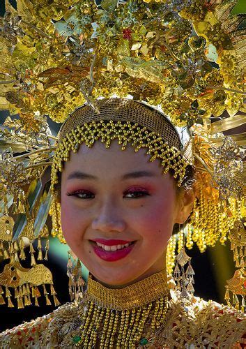The entire wiki with photo and video galleries for each article. Pretty Bali lady in National costume of Indonesia. #NationalAttire #NationalCostumes # ...