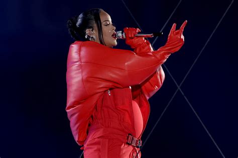 Pictures Rihannas Pregnancy Announcement At Super Bowl