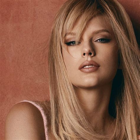 Singer Taylor Swift Poses In Pink Jw Anderson Dress Taylor Swift Hot