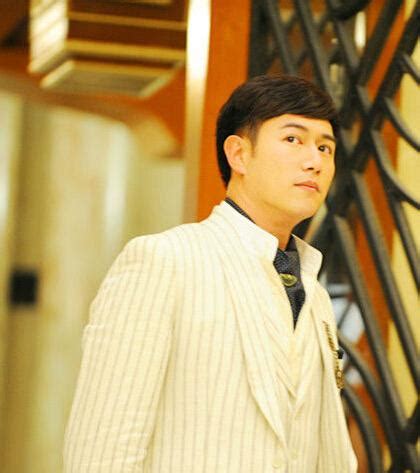 無綫於2003年播出的劇集《律政新人王》由林峯、胡杏兒、陳鍵鋒 (sammul) 以及廖碧兒 (bernice) 領銜主演，當年4人都是廿歲出頭，青春無敵，備受tvb. 盤點陳鍵鋒演過的電視劇 看其成長與變化 - 每日頭條