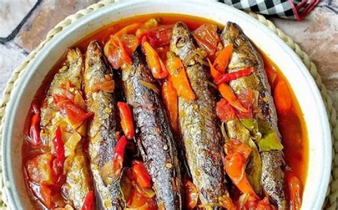 Kembung termasuk ikan pelagis kecil yang memiliki nilai ekonomis menengah, sehingga terhitung sebagai komoditas yang cukup penting bagi nelayan lokal. Ikan Pindang Bumbu Sarden, Nikmat untuk Sajian Makan ...