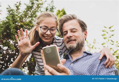 Padre E Hija Caucásicas Conversando Por Video En Un Smartphone Foto De