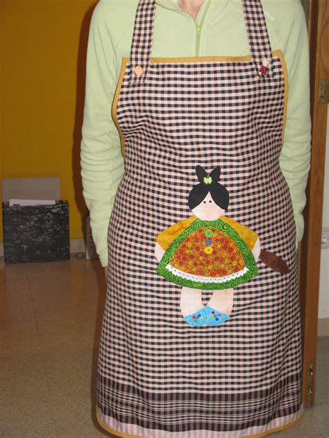 ¿qué te viene a la cabeza si piensas en una mañana o una noche cocinando con toda la familia en echa un vistazo muy amplio a la sección de delantales personalizados, porque podrás encontrarte con un montón de diseños, muy variados. Retall a retall- Paper a paper : MAS DELANTALES
