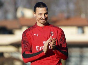 Kunststoff 。 playmobil 6895 fußballspieler italien. Italien: Ibrahimovic spielt auch «mit Zigarette im Mund ...