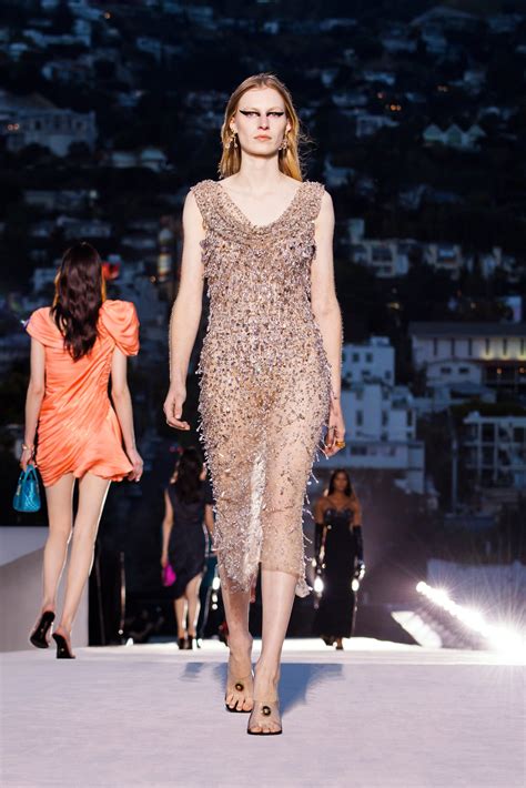 Cindy Crawford ose la robe transparente au défilé Vogue World 2023