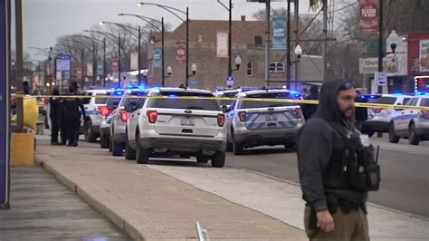 Man Fatally Shot By Police Following Robbery In South Shore Cpd Says Abc7 Chicago