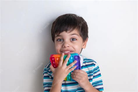 Niño Jugando Con Pop It Toy Foto Gratis