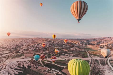 Kanske är det därför människor vallfärdar till platsen varje år, antingen för att åka luftballong eller för att beundra himlen när den fylls av de färgglada ballongerna. Flyg luftballong i Kappadokien, Turkiet (MAGISKT ...