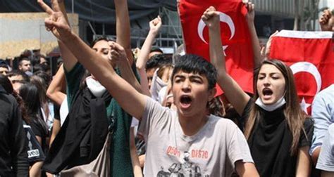 Des milliers de manifestants à Istanbul la police disperse des