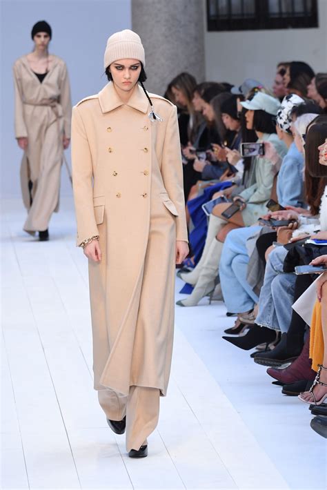 Tutte le ultime tendenze cappotti autunno inverno 2020 2021! Moda Autunno-Inverno 2020/2021: tendenze Milano Moda Donna ...