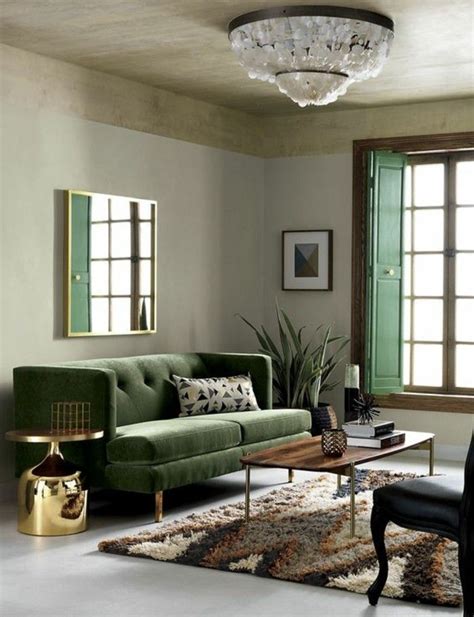 Helle farben lassen räume größer wirken. kleines wohnzimmer mit grünem sofa #Wohnzimmerrustikal ...