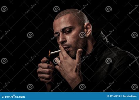 Le Jeune Homme Beau Fume La Cigarette Dans Lobscurité Photographie De Image Stock Image Du