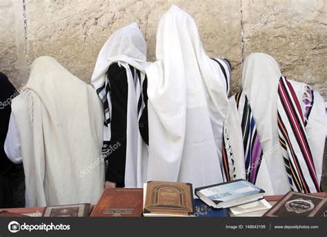 Hombres Judíos Ortodoxos Rezan En El Muro Occidental De Jerusalén
