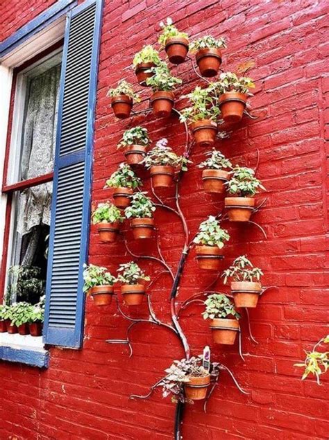 The Artful Use Of Sculpted Metal Diy Vertical Garden Ideas Vertical