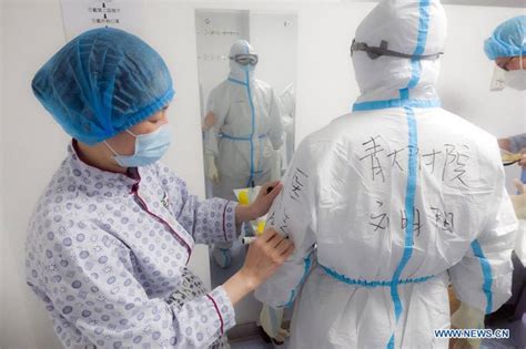 Theo hãng tin reuters, các nguyên. Hình ảnh các y bác sĩ ở Vũ Hán tự chống lây nhiễm Covid-19 ...